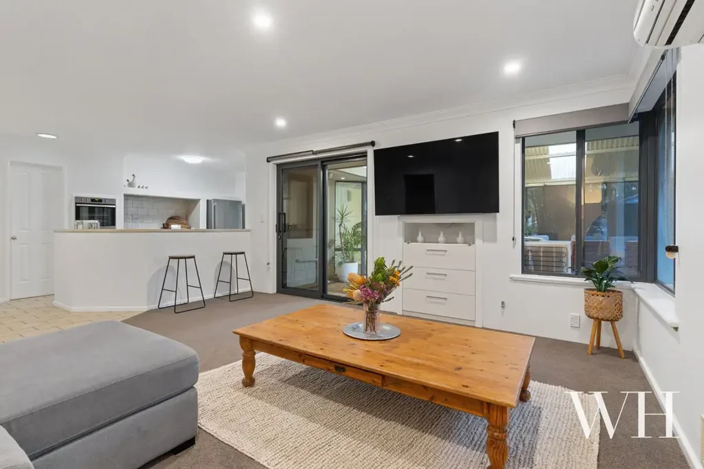 Kardinya 4房  Contemporary Family Home: Endless Space & Options