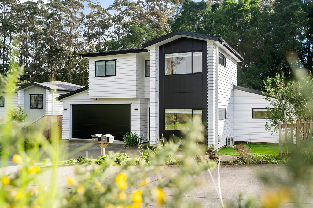 Orewa 6ห้องนอน Legal Home & Income with Bush Views in Orewa