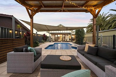 Plympton Park 3 Slaapkamer Entertain Poolside From a Transformed Solid Classic.
