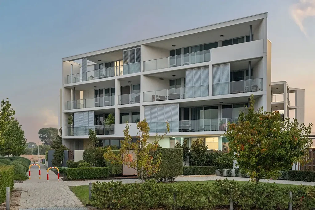 Carine 2房  An Apartment That Lives Like a Home – A Backyard Included