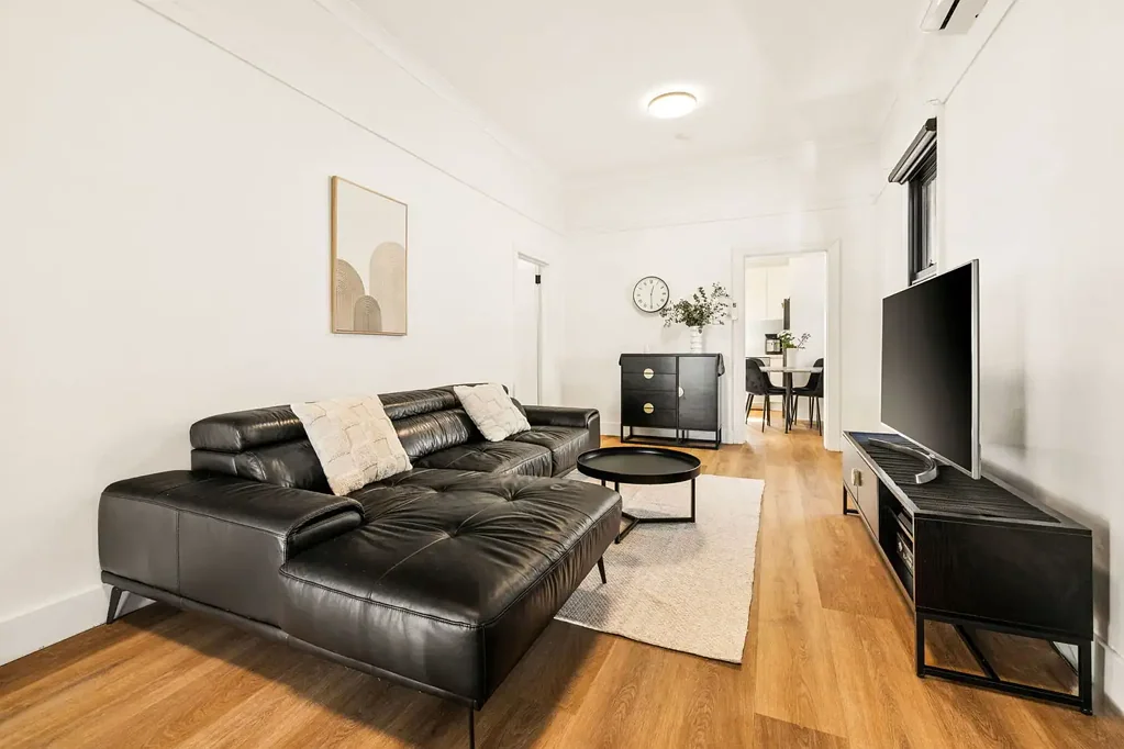 Mascot 2બેડરૂમ Renovated Home with Parkside Backyard Appeal