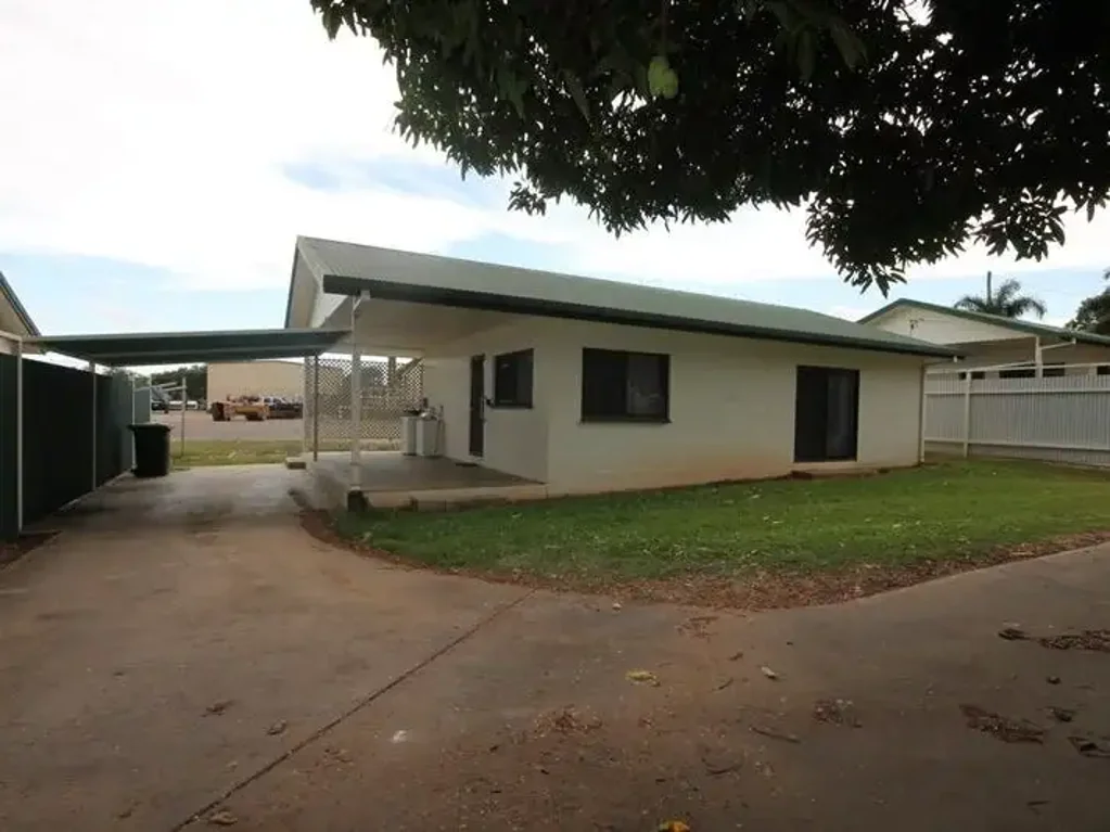 2 BEDROOM UNIT WITH UNDERCOVER PARKING CLOSE TO CBD
