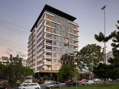 Modern stylish three bed apartment in the heart of woolloongabba - all bills included