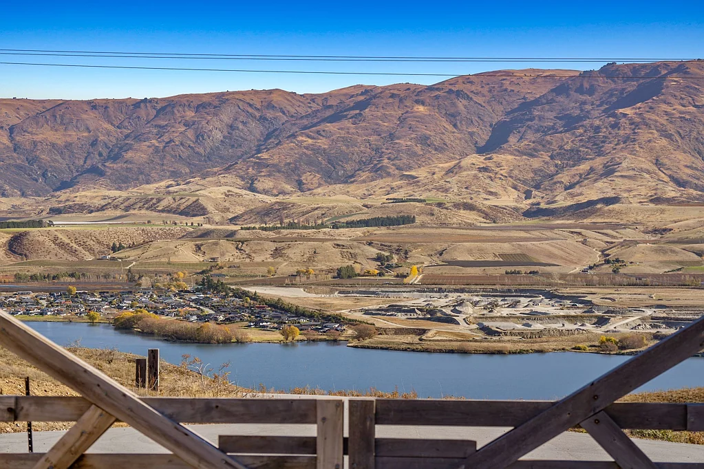 Cromwell Lake and Mountain Views on 10 Hectares