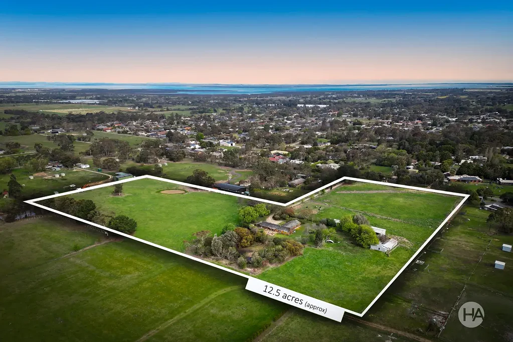 Pearcedale 4房 12.5英亩私密宁静 自来水供应 双车库 朝北露台 主卧套间 翻新潜力 Town Convenience Meets Country Acreage!