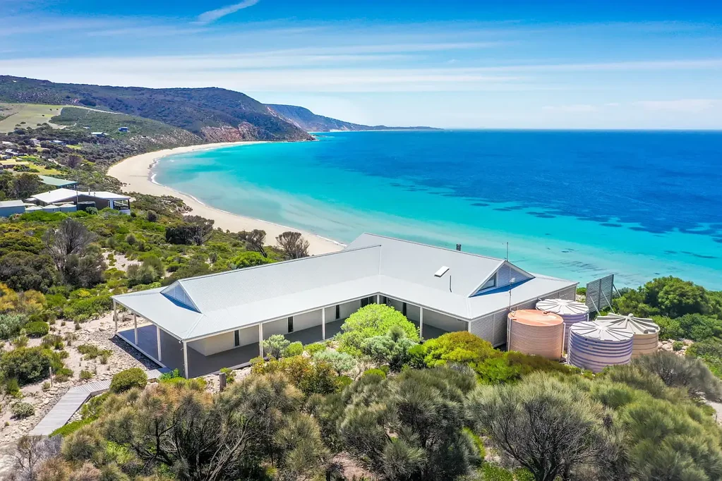Port Lincoln 3ਬੈੱਡਰੂਮ When only the best will do - experience the architectural wow of this beautiful home on Thistle Island. It's truly magic.