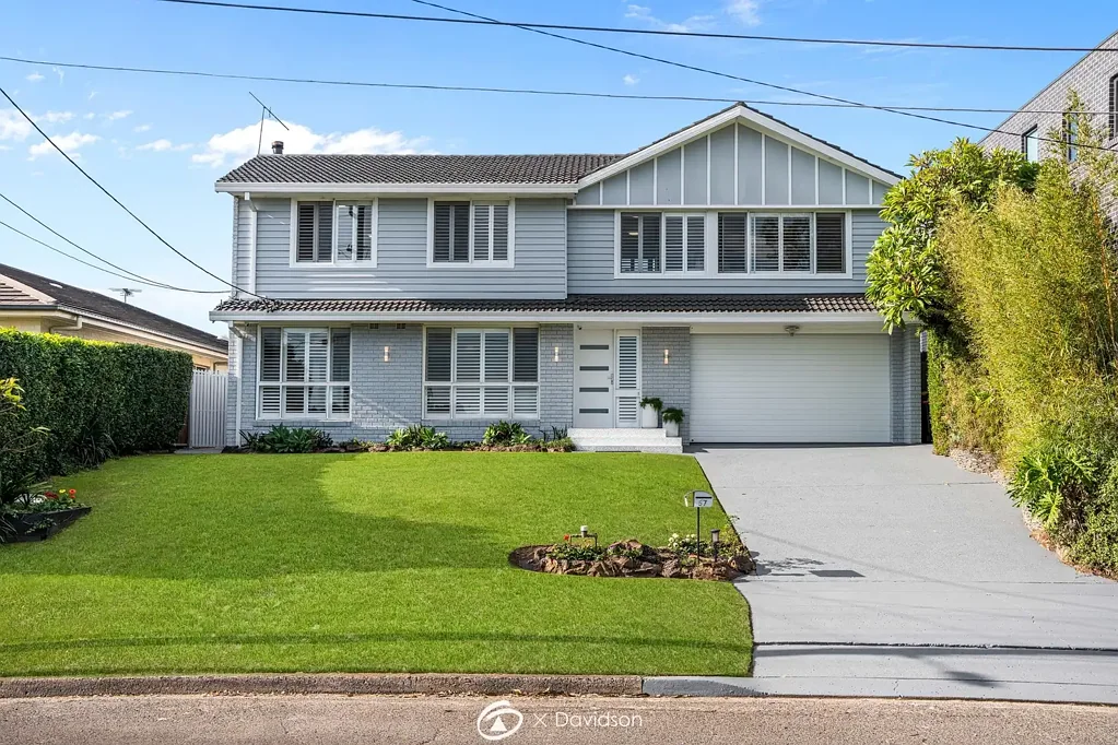 Moorebank 5Kwarto Elevated Family Living with Reserve Views, Exceptional Space and Endless Versatility