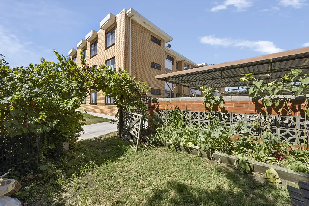Footscray 2Zimmer 1960?s classic in boutique, solid brick block