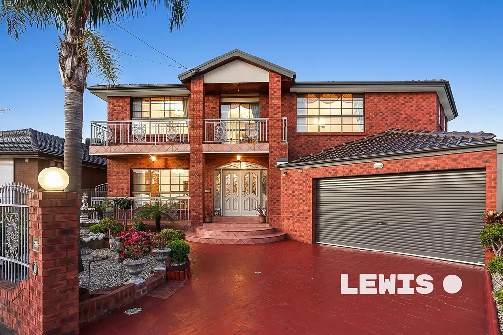 Hadfield 5房 宽敞五卧书房 精致砖砌维护 洁白木厨大理石台面 北向阳光阳台 三车位车库 西区名校近便 La Bella Casa!