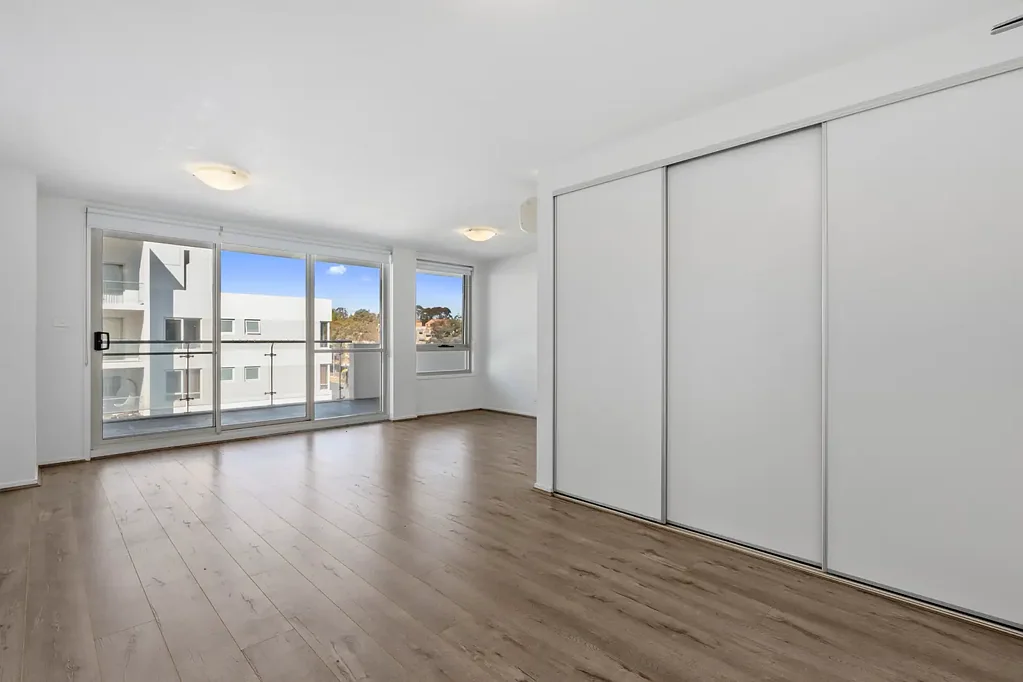 Spacious apartment overlooking the common grounds