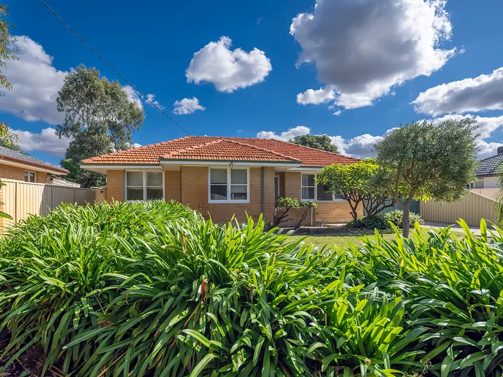 Lockridge 3 Bedroom Big Family Home on Big Development Block!