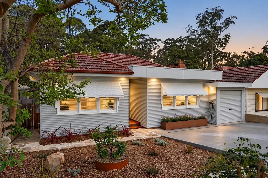 Rydalmere 4Kwarto Beautifully Renovated Family Retreat with Reserve Backdrop