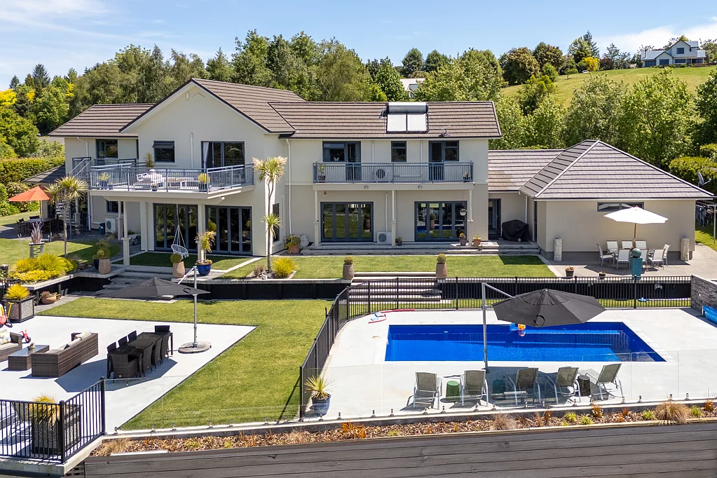 Rangatira Park 5ਬੈੱਡਰੂਮ Versatile Family Home with Pool & Views