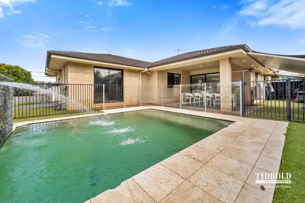 Redland Bay 5房 Redland Bay成熟社区 593m²宅地 主卧套间带步入式衣帽间 开放式厨房天窗 水景游泳池 有顶棚户外区 靠近学校公园水岸 Spacious Family Living in a Sought-After Bayside Location!