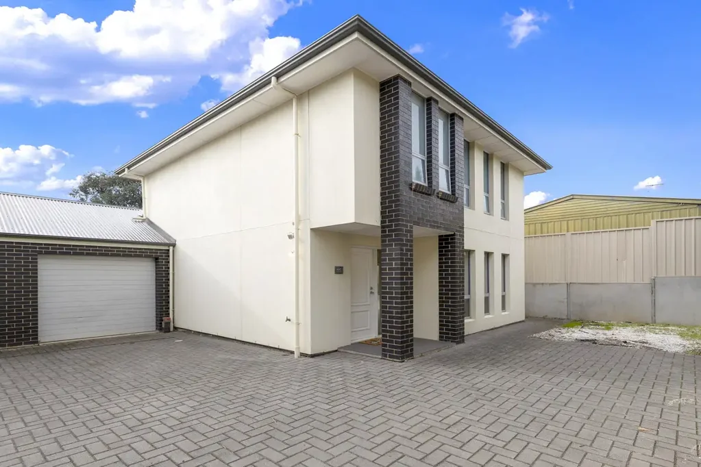Walk to Shops, Cafes & Linear Park