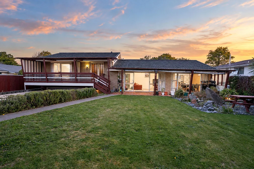 Burnside 4 Bedroom Pool, Space & Excellent School Zones!