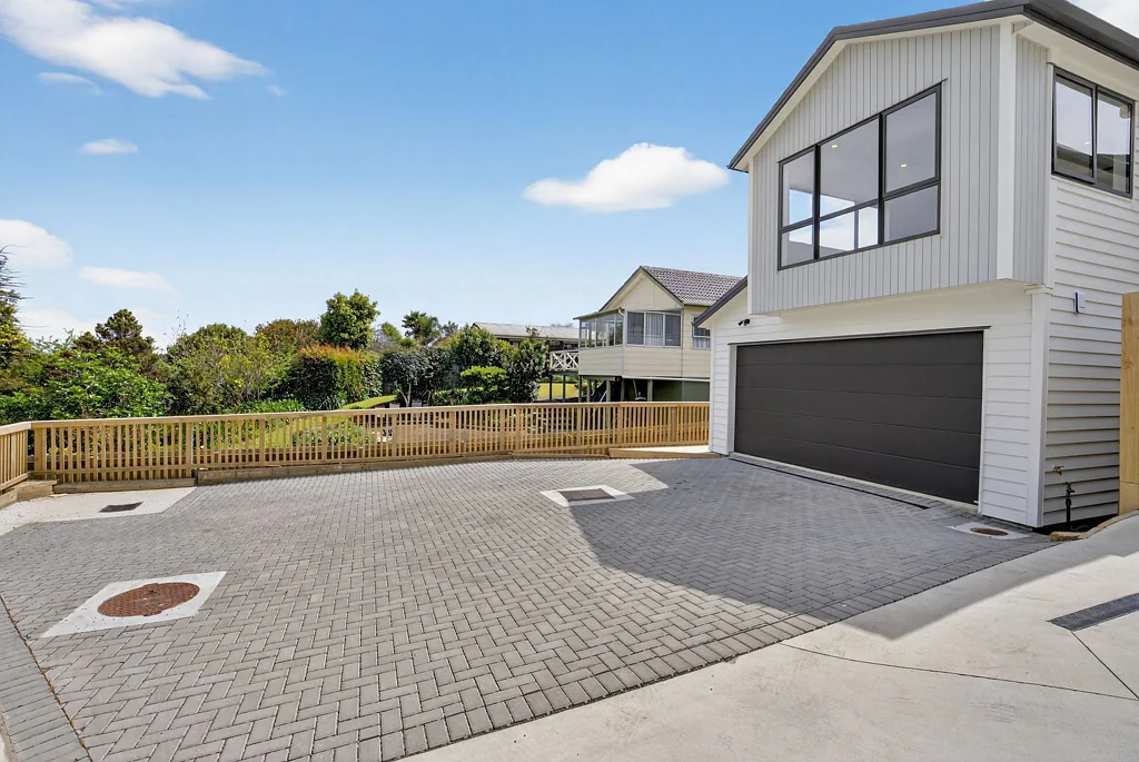 Bucklands Beach 4房  Spacious, brand-new house with stunning views