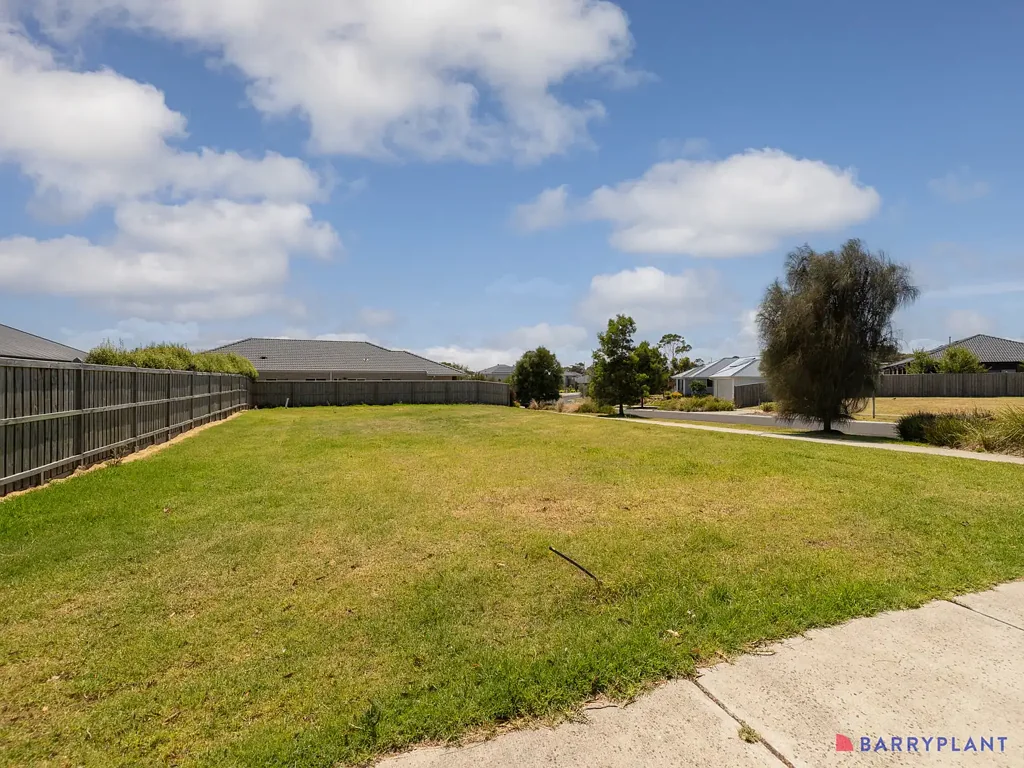 Cowes Rare corner block,park frontage!