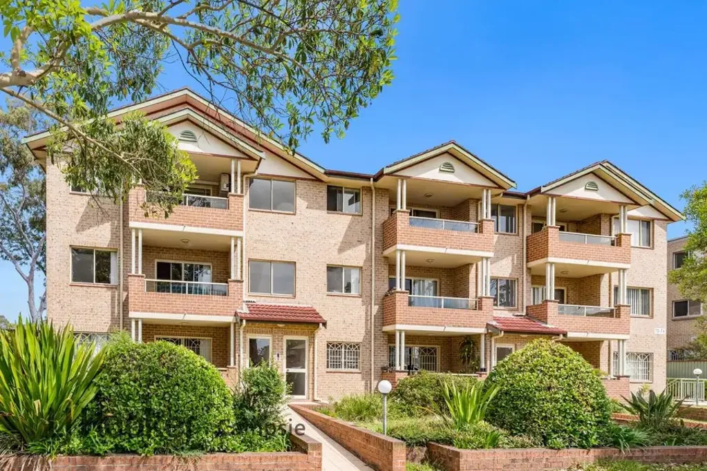 Spacious Top-Floor 2-Bedroom Apartment in a Prime Location