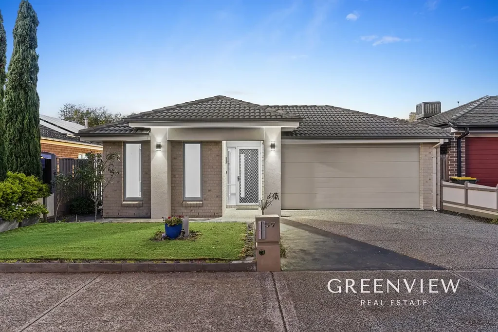 Cranbourne North 4房 Avenues Estate优越位置 437㎡宽绰土地 主卧带步入式衣帽间 现代厨房充足储物 双车库低维护后院 步行可达优质学校商圈 Stylish Family Living in the Heart of The Avenues Estate