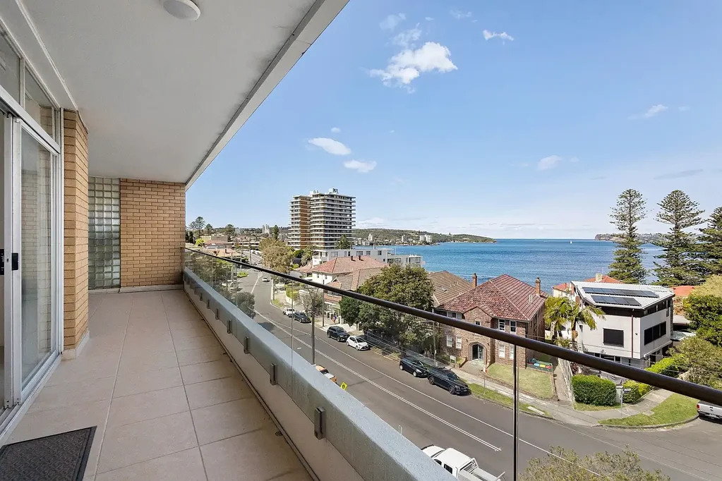 Oversized Three-Bedroom Apartment with Stunning Harbour View