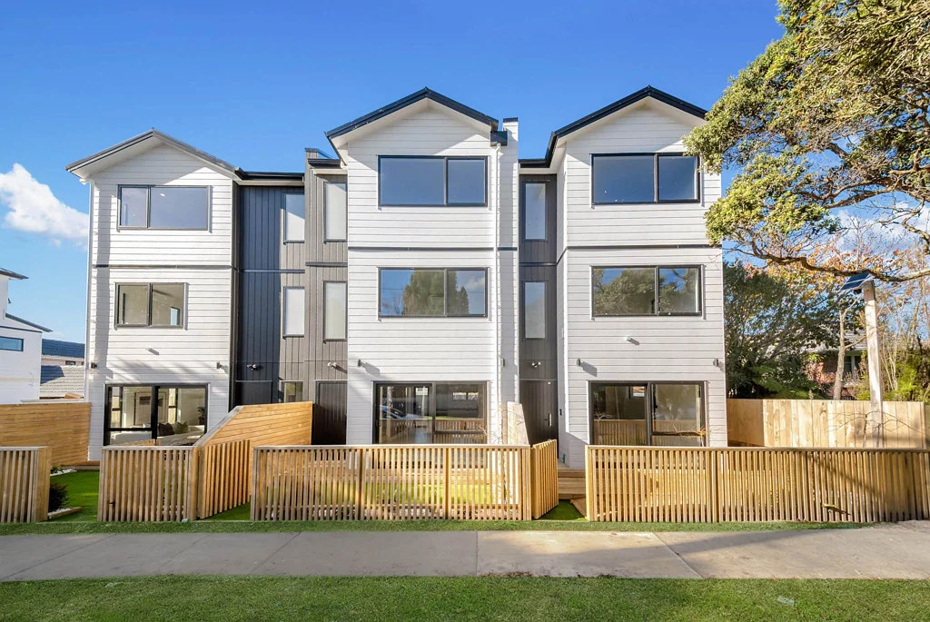 Te Atatu Peninsula 4房  Brand New Corner Home – Freehold & Road Frontage