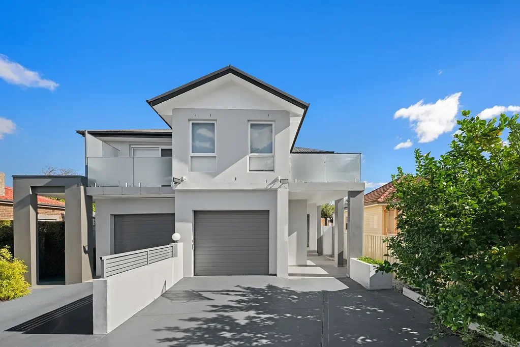 Canterbury 4침실 Fabulous Full Brick Family Duplex + Lock Up Garage
