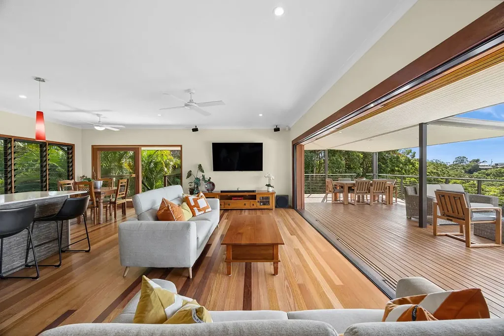 Mons 4房  Elegant Family Acreage with Pool, Privacy & Convenience