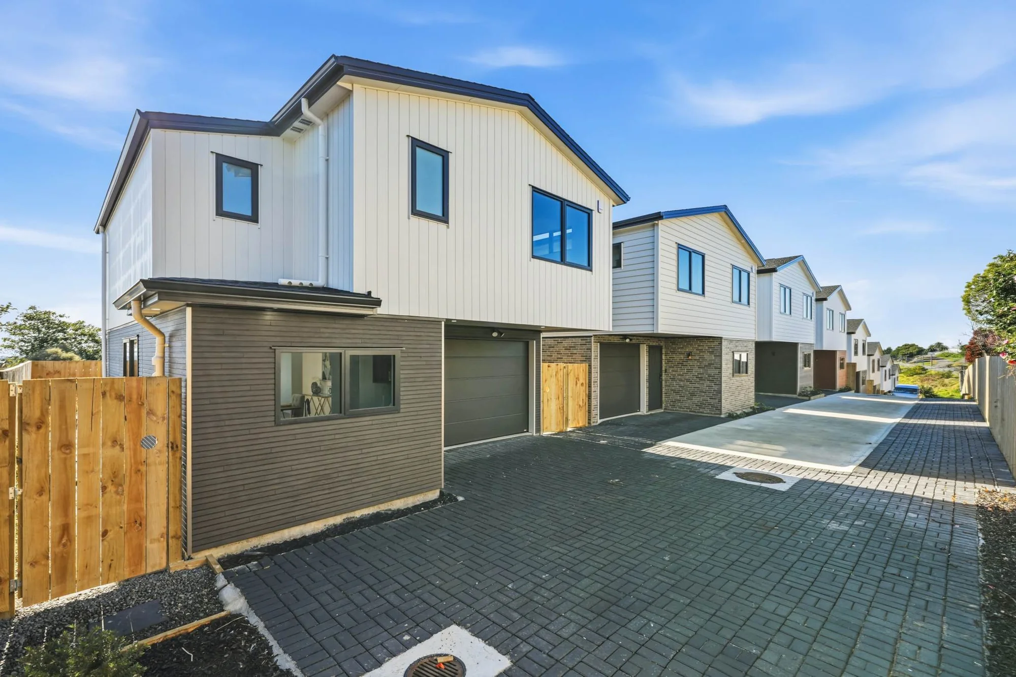 Glen Eden 4chambre Brand New. Corner Site. Sky Tower Views.