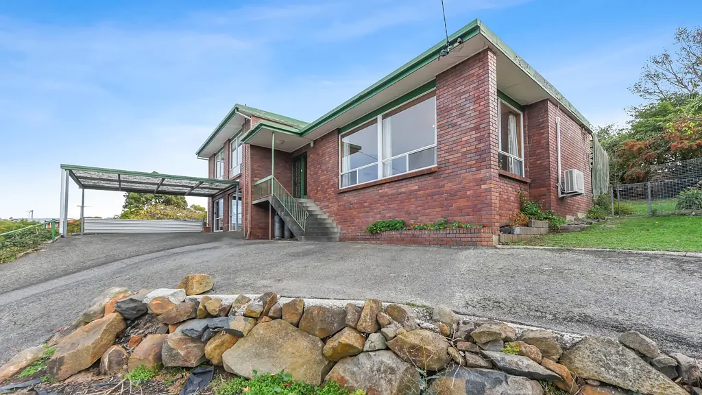 West Launceston 3Kwarto Versatile Family Home with Stunning Views