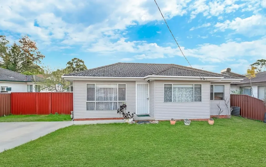 Spacious Home+ fully fenced front yard + Gas Cooking