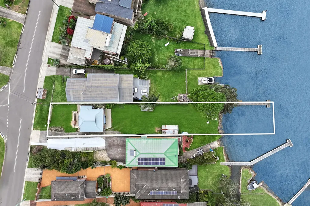 Sunshine 3 Bedroom Absolute waterfront with deep access jetty