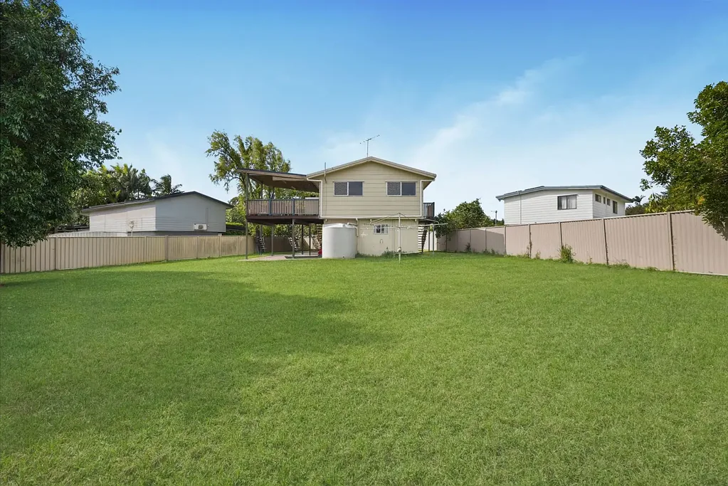 Deception Bay 3chambre Spacious Family Home with a Huge Fully Fenced Yard & Expansive Covered Entertaining Deck