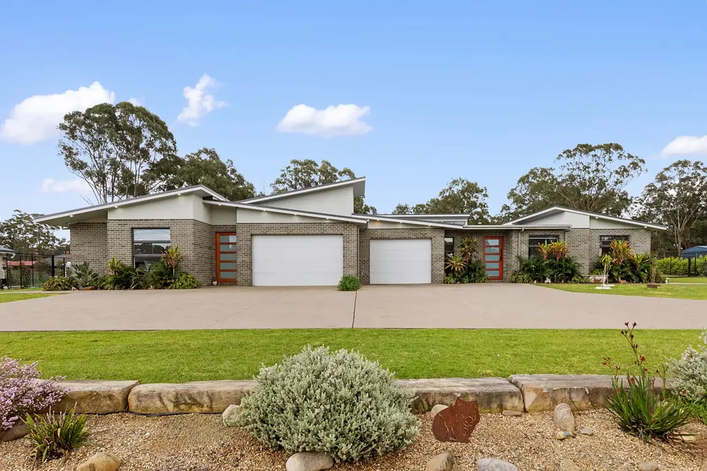 Cranebrook 10房 两栋现代住宅 独立水电供应 定制衣柜 湿区全瓷砖 大型车库工作室 三相电源 智能石材台面 豪华户外娱乐 三菱空调 Custom-Designed Dual-Home Estate