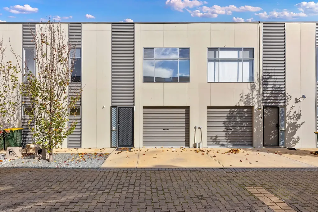 Stylish 4-Bedroom Townhouse with Spacious Outdoor Living
