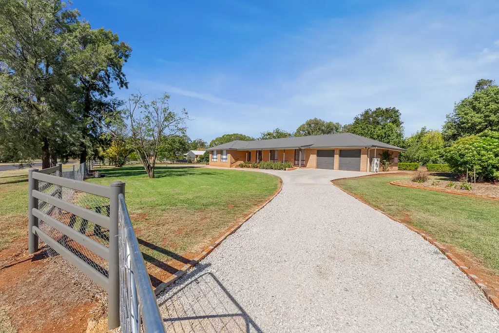 Dubbo 4Zimmer Beautifully Renovated on a Full Acre