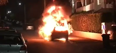 居民小心，奥克兰疑似发生随机纵火事件，路边车辆被烧