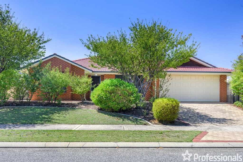 Waikiki 4 Bedroom OVERSIZED FAMILY LIVING IN THE MUCH-LOVED HARRINGTON WATERS ESTATE