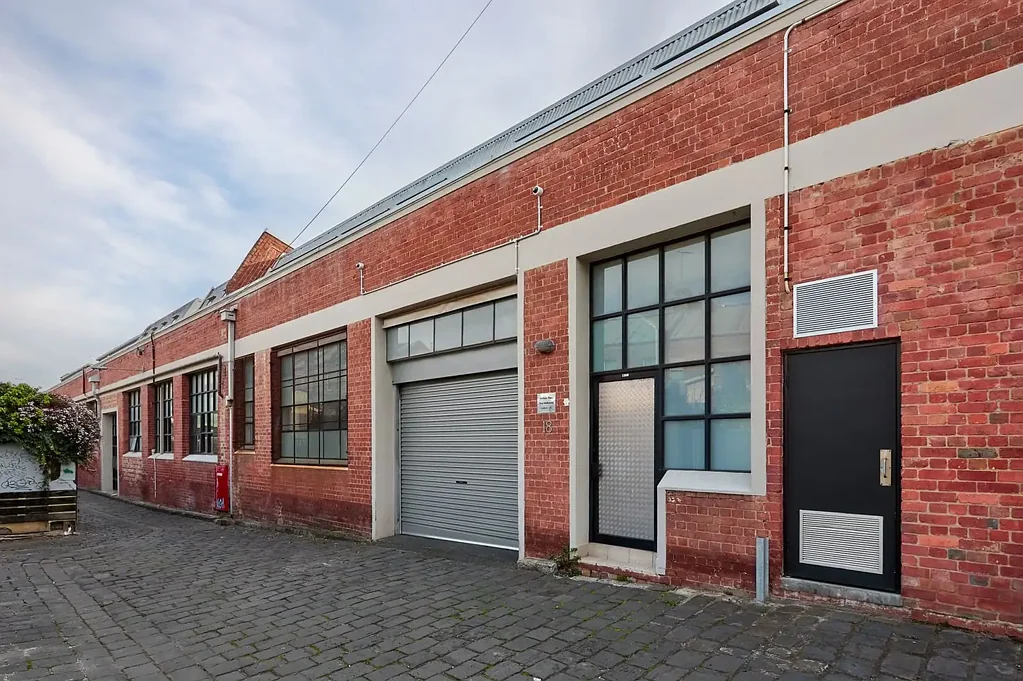 West Melbourne 1બેડરૂમ Warehouse Charm Meets City-Fringe Convenience