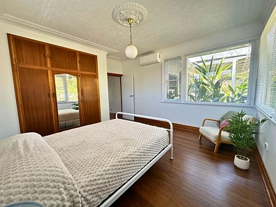 Bundall 3Zimmer Timeless Character, Tropical Gardens &  Exciting Future Potential