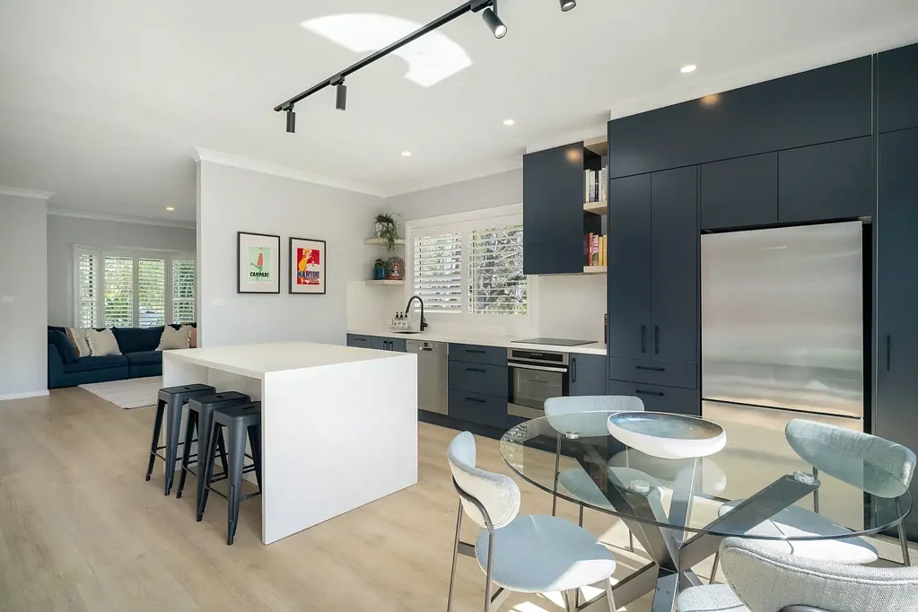 Yarrawarrah 3房 Torrens Title双拼 无物业费 全新翻新 石材厨房 阳光庭院 步行生活圈 Exceptionally Renovated Torrens Title Duplex with Bush Outlooks