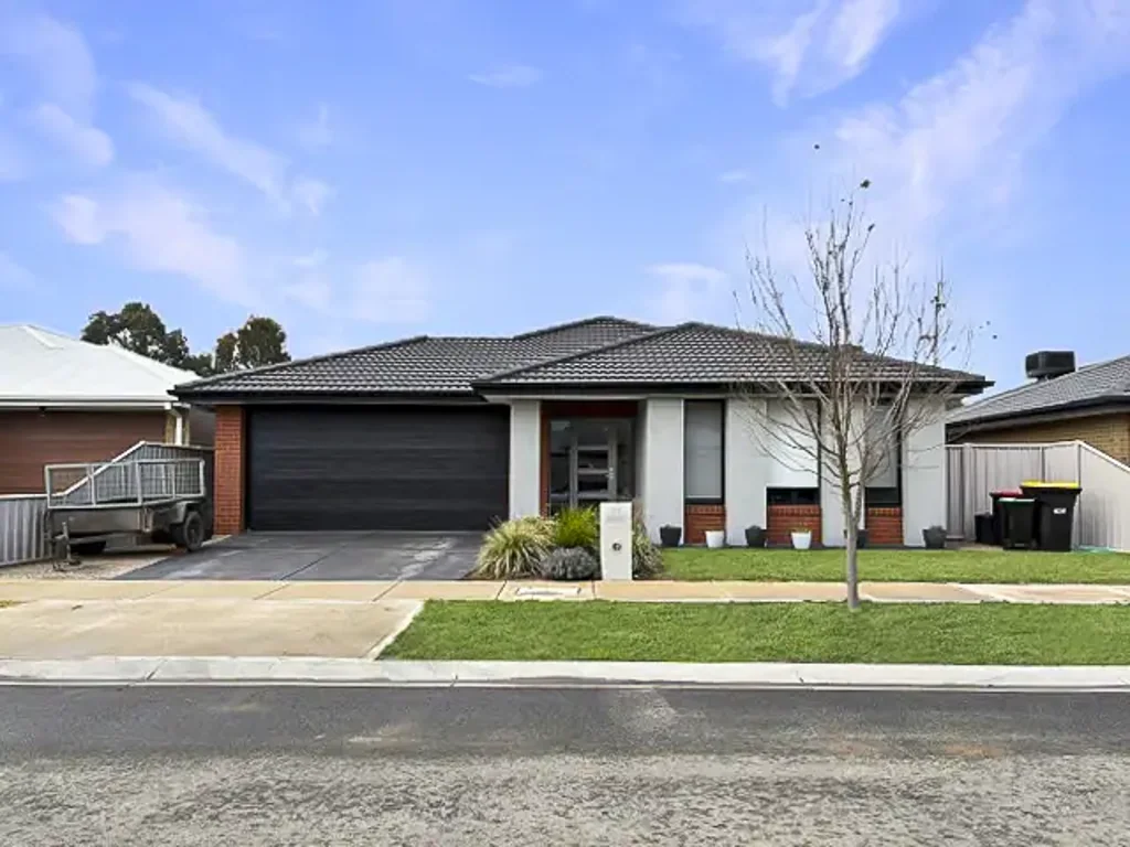 Benalla 4房  MODERN COMFORT MEETS FAMILY LIVING AT 33 SENATOR DRIVE