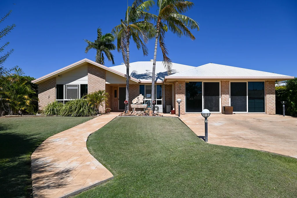 Longreach 5房  Welcome to a home where family memories are waiting to be made.