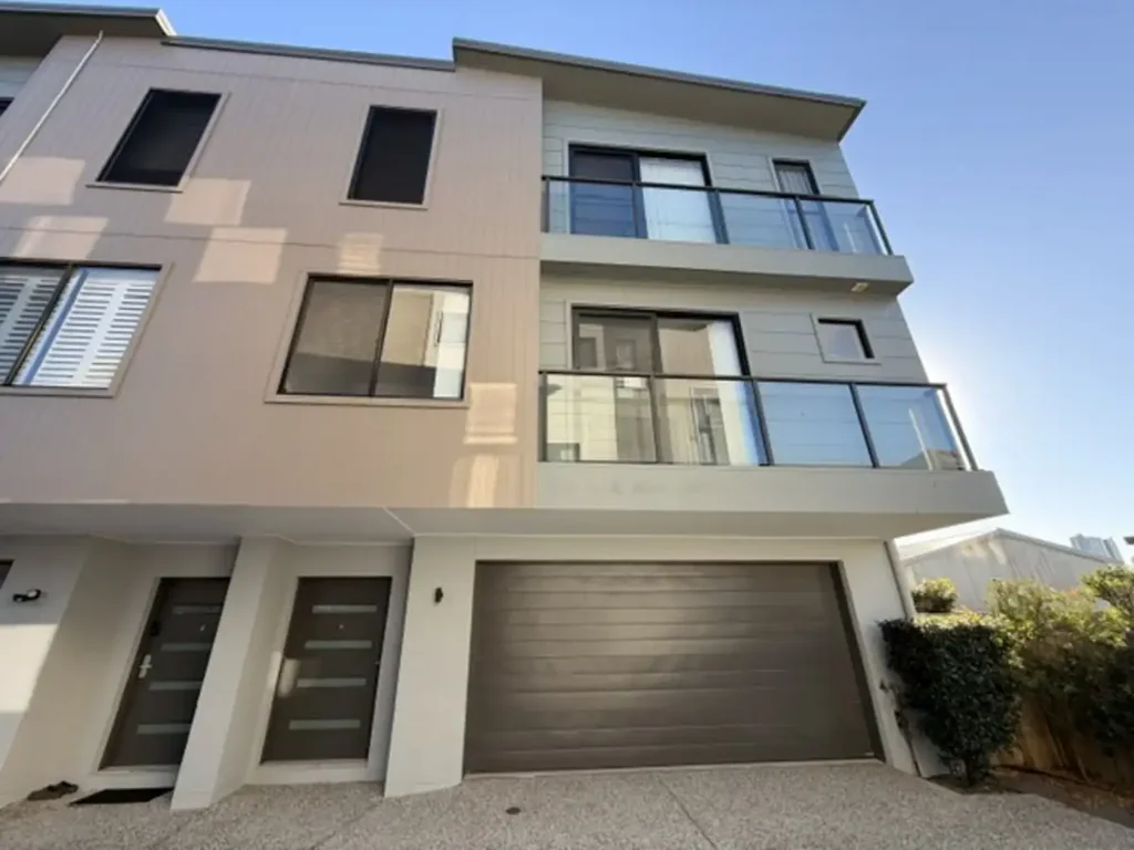 Spacious Three-Bedroom Duplex in a Boutique Complex – Lifestyle & Convenience Combined