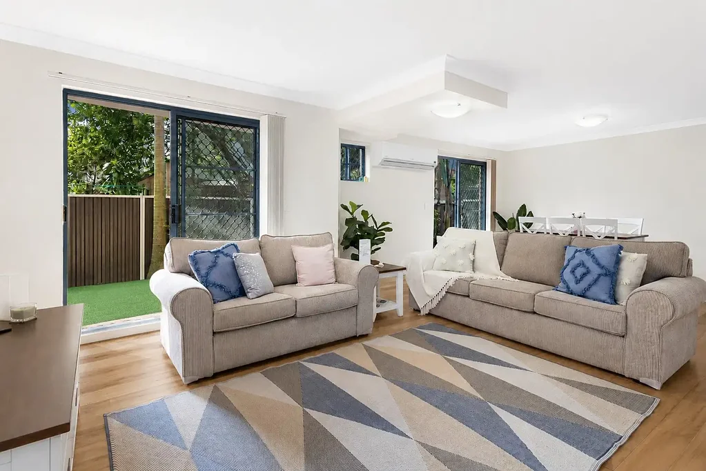 Renovated Three Bedroom Townhouse With Huge Private Garden