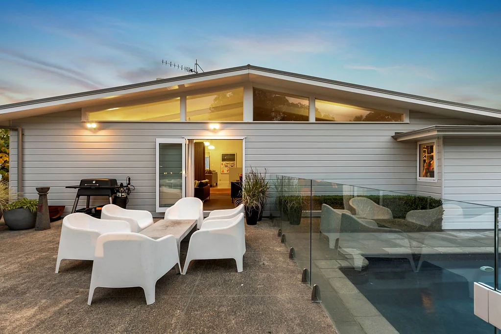 Saint Heliers 4房  Groovy 60s Architecture with a Pool