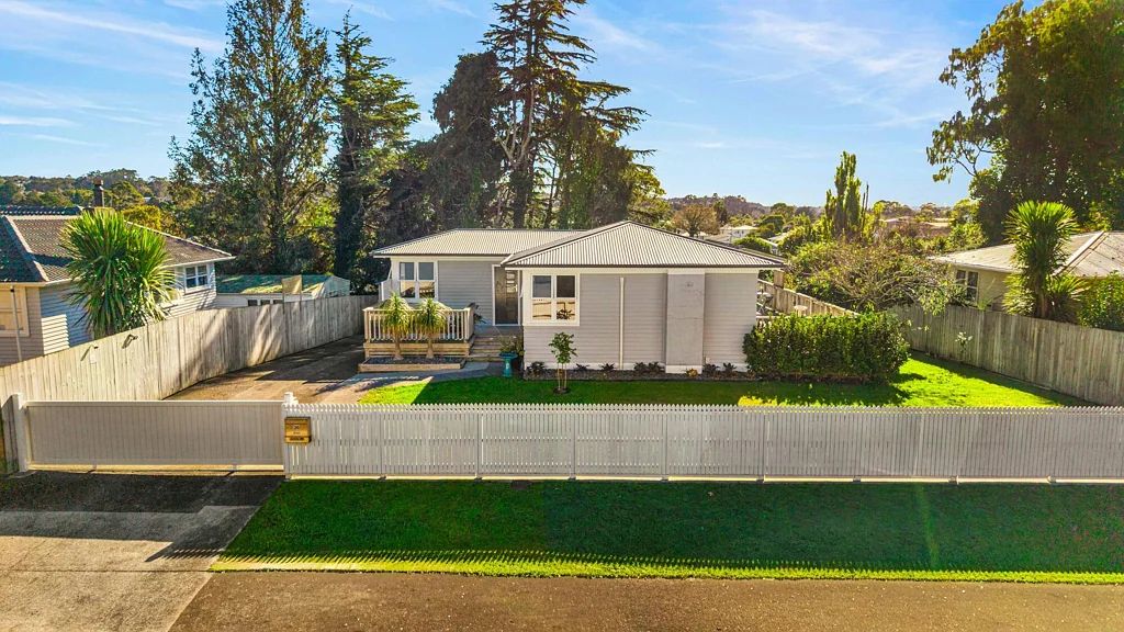 Henderson 2部屋 Moving across the ditch - all offers presented!