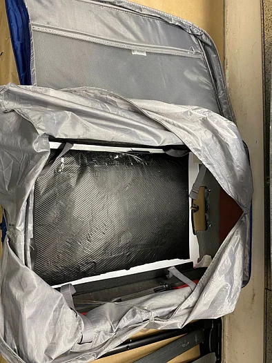 行李箱、洗发露里藏毒！奥克兰机场查获毒品走私案，海外旅客当场被捕！