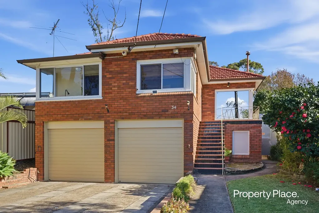 Revesby 4房 双砖住宅 740m2地块 宽敞平面图 Park-sized后院 Polished timber floors 高挑天花板 两处壁炉 巨大泳池休闲区 三车车库 通道空间 步行至学校 Double Brick Family Home on 740m2 !