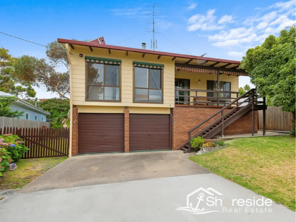 Lakes Entrance 3 Bedroom Character, Space, Plus A Backyard Made to Enjoy